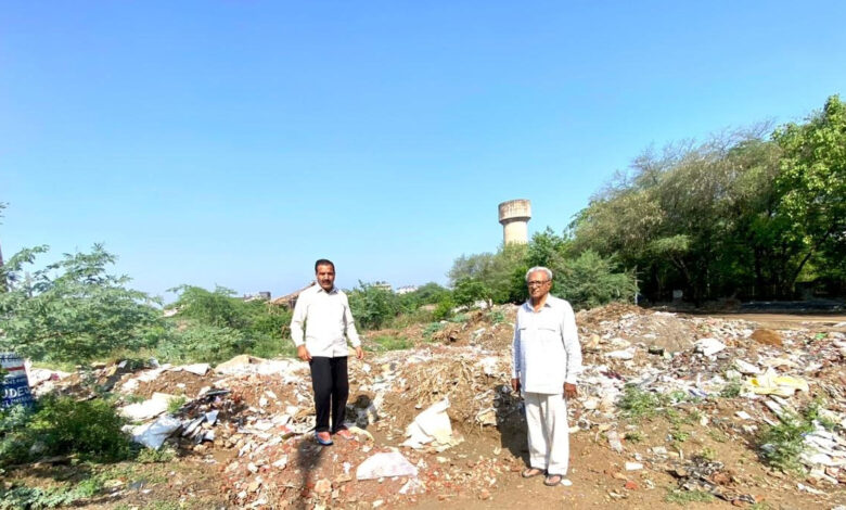 रिहायशी प्लॉटों में कूड़े कचरे के ढेर से गन्दी फैल रही है जिससे अनेको प्रकार की बीमारियां पनप रही है