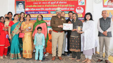 Police officer Dr. Ashok Kumar Verma has donated blood 157 times, in which he has given platelets 73 times.