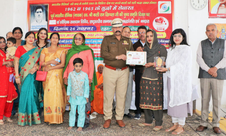 Police officer Dr. Ashok Kumar Verma has donated blood 157 times, in which he has given platelets 73 times.