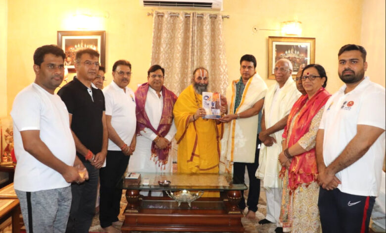On the occasion of Yoga Day, Haryana Pradesh BJP in-charge Biplav Kumar Dev and former Industries Minister Vipul Goyal reached Shri Siddhadata Ashram.
