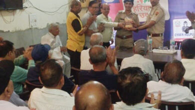Inspector Naveen made senior citizens aware of cyber crime under Haryana Uday program