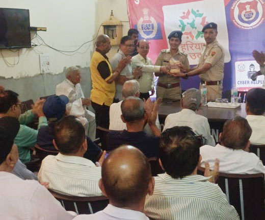 Inspector Naveen made senior citizens aware of cyber crime under Haryana Uday program