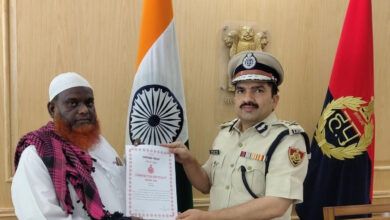 बाटा ऑटो स्टैण्ड पर लावारिस अवस्था में रोते हुए 6 वर्षीय लडके को शेख मोहम्मद की सहायता से थाना बीपीटीपी पुलिस टीम ने किया परिजनों के हवाले 