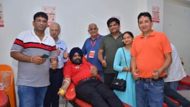 सरदार देवेंदर सिंह ने अपने जन्म दिवस पर 53 वी बार सड़क सुरक्षा के लिए किया रक्तदान