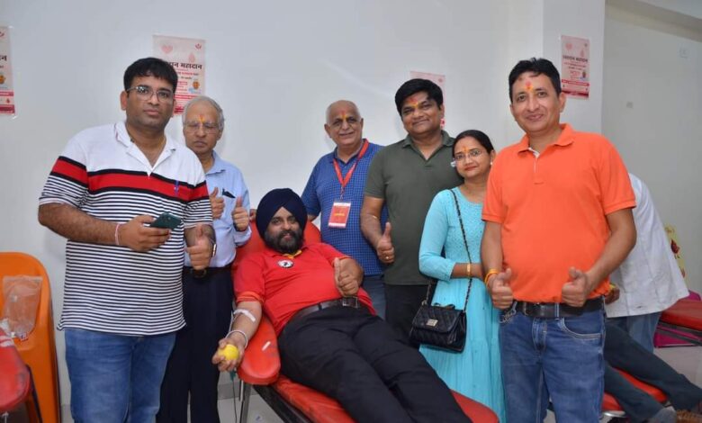 सरदार देवेंदर सिंह ने अपने जन्म दिवस पर 53 वी बार सड़क सुरक्षा के लिए किया रक्तदान