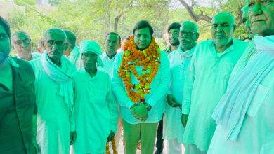 स्वर्ण पदक विजेता लोकेश राजपूत कों उनके गांव लढोली  में सम्मानित करने पहुंचे पूर्व उद्योग मंत्री विपुल गोयल