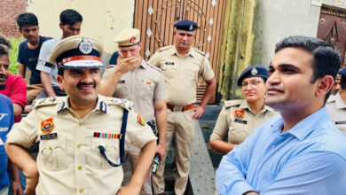 बसंतपुर गांव में यमुना में जलस्तर बढ़ने के बाद उपायुक्त विक्रम सिंह व पुलिस आयुक्त विकास अरोड़ा ने किया दौरा