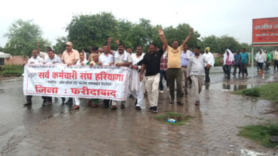 In the link of Haryana's Haryana employees' movement, the employees' MLA Honorable Seema Trikha and MLA Neeraj Kumar Sharma were handed over the demand letter