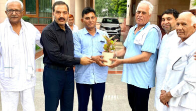 आरडब्लूए ब्लॉक डी2/ सेक्टर 10 का प्रधान बनने पर पूर्व मंत्री कर्ण दलाल न समर्थन देकर दी बधाई