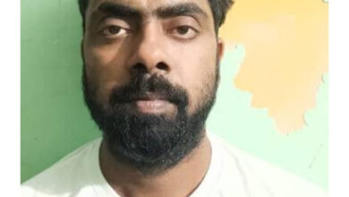 पकड़ा गया, जैन किरयाना स्टोर में फायरिंग व स्नैचिंग की वारदात में शामिल आरोपी अकिंत उर्फ डीसी
