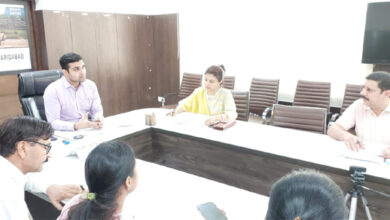सरकारी बिल्डिंग और आंगनवाड़ी केन्द्रों में स्वच्छता की नवीनतम जानकारी रखें सम्बन्धित विभागों के अधिकारी: डीसी विक्रम सिंह