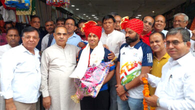 परिवहन मंत्री मूलचंद शर्मा के साथ व्यापारियों तथा शहरवासियों ने अनमोल जैन व उनके कोच राकेश सिंह का अभिवादन