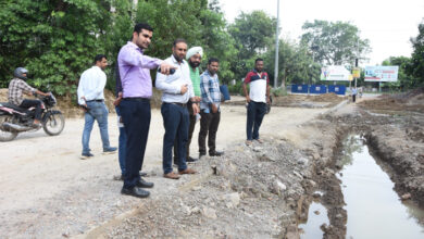 उपायुक्त विक्रम सिंह ने किया सेक्टर-15 व 15ए के मध्य रोड का निरीक्षण, एफएमडीए अधिकारियों को दिए निर्देश
