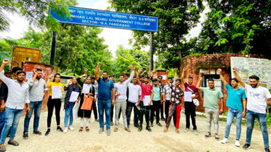 नेहरू कॉलेज में दाखिले की एवज में ली जा रही रिश्वत और धांधली को लेकर एनएसयूआई ने किया प्रदर्शन