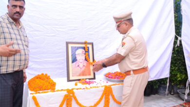 मेरी माटी मेरा देश अभियान के तहत एसीपी सुधीर तनेजा ने फरीदाबाद के शहीद सिपाही सतबीर को दी श्रद्धांजलि, किया पौधारोपण