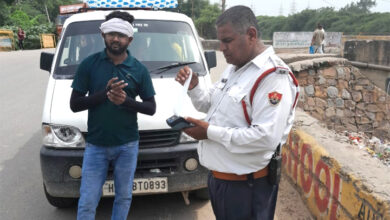 फरीदाबाद पुलिस ने विशेष अभियान चलाकर एक दिन मे कैपेसिटी से अधिक सवारी बैठाने के 131 चालान व 6 विदाउट परमिट के वाहनो सहित 1596 वाहन चालकों के काटे चालान  