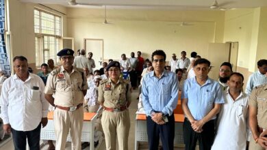 गांव फरीदपुर में गणमान्य व्यक्तियों के साथ डीसीपी सेंट्रल पूजा वशिष्ठ व एसडीएम फरीदाबाद श्री परमजीत चहल अन्य अधिकारियों के गणमान्य व्यक्तियों पीस कमेटी की बैठक की , दौरान भाईचारे रखने को कहा।