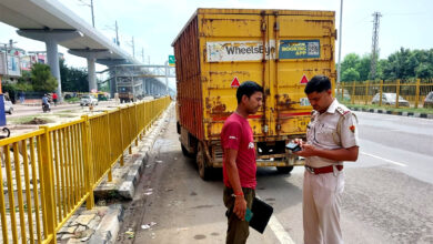 ट्रैफिक पुलिस ने स्पेशल अभियान के तहत रोंग लाइन/लाइन चेंज/ अंडरएज के 1109 चालान काटकर किया जुर्माना