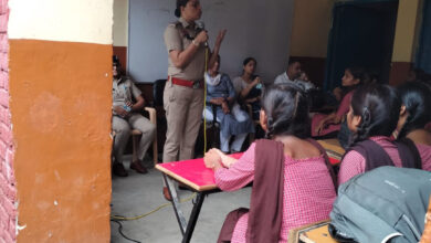 महिला थाना एनआईटी व दुर्गा शक्ति की टीम ने गवर्नमेंट सीनियर सेकेंडरी स्कूल सारन में छात्र छात्राओं को महिला विरुद्ध अपराध व साइबर फ्रॉड के बारे में किया जागरूक
