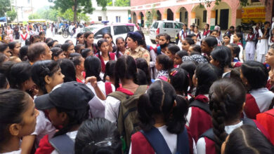 सरकारी स्कूल में छात्राओं को महिला व बाल अपराध, शोषण, घरेलू हिंसा, भ्रूण हत्या, साइबर अपराध व सड़क सुरक्षा जैसे सामाजिक मुद्दों के बारे में जागरूक करते हुए डायल 112 और 1930 के बारे में दी जानकारी