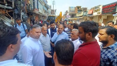 एनआईटी मार्किट में दुकानों में लगी आग से हुए नुकसान का जायजा लेने पहुंचे कांग्रेसी नेता