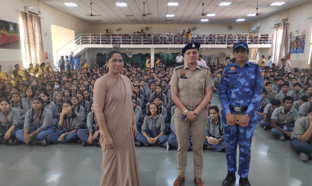 सीनियर सिटीजन सेल प्रभारी इंस्पेक्टर माया व उनकी टीम ने सेक्टर-8 के कार्मेल कॉन्वेंट स्कूल में करीब 750 छात्र-छात्राओं को साइबर अपराध व महिला विरुद्ध अपराध के प्रति किया जागरूक