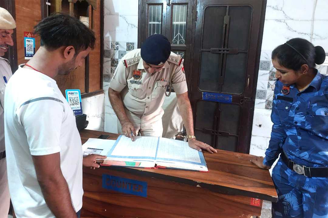 थाना शहर बल्लबगढ़ की टीम ने ओयो चैक कर,  मैनेजर एवं स्टाफ को विजिटर का रिकॉर्ड मेंटेन करने के निर्देश दिए