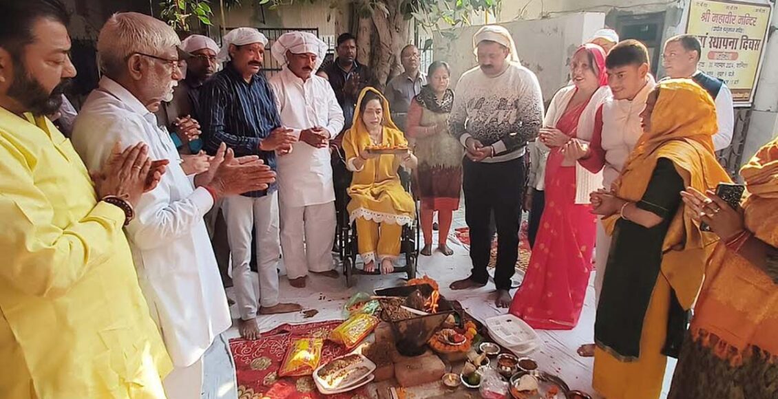 Organization of Havan Yagya and distribution of Prasad on the foundation day of Shri Mahavir Mandir Seva Samiti Trust Mahavir Temple.