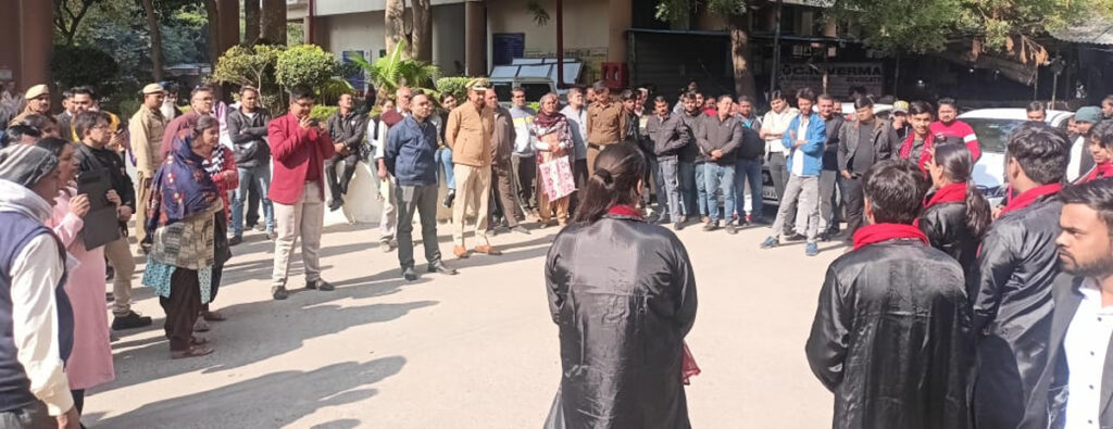 फरीदाबाद पुलिस के द्वारा लोगो को सडक सुरक्षा के प्रति जागरुक करते हुए नुक्कड नाटक का किया गया आयोजन