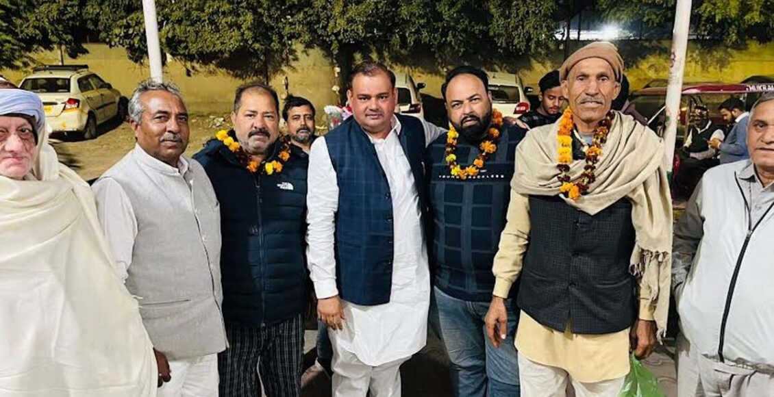 There is an influx of people congratulating outgoing councilor Jitendra Bhadana (Jitte Bhai).