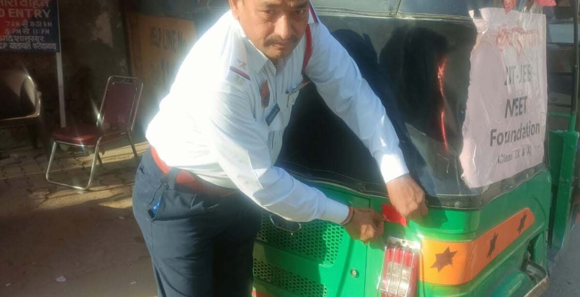 In view of the haze, Faridabad traffic police launched a campaign to install reflector tape on vehicles.