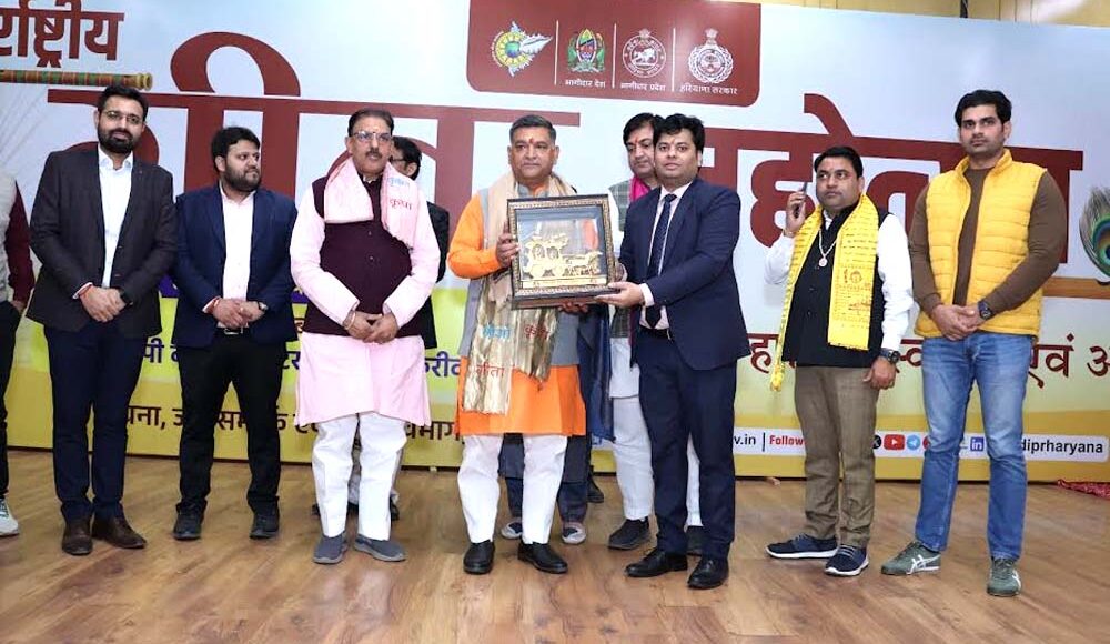Shrimad Bhagwat Geeta teaches man to live a better life: Satish Phagna