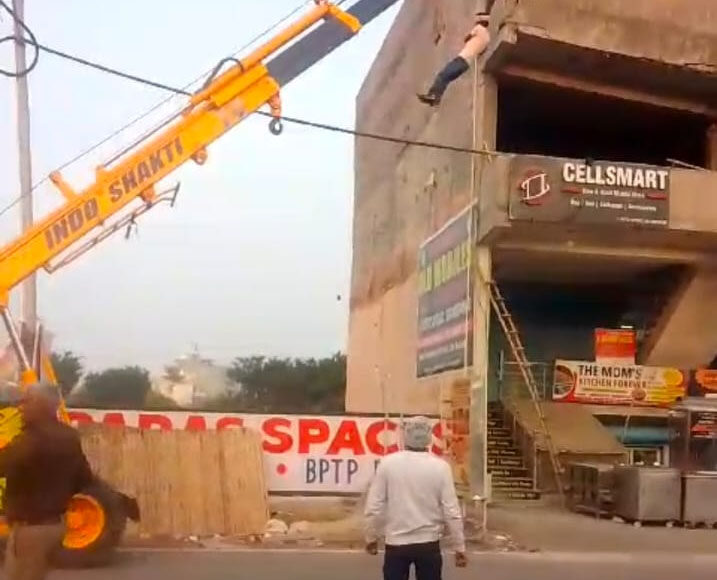 The people trapped inside the building when its roof slipped were found safe by the police team.