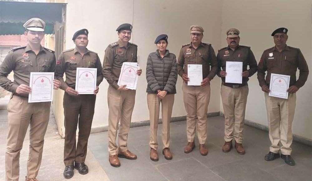 Deputy Commissioner of Police Central Usha honored 6 policemen with appreciation letters for their excellent work.