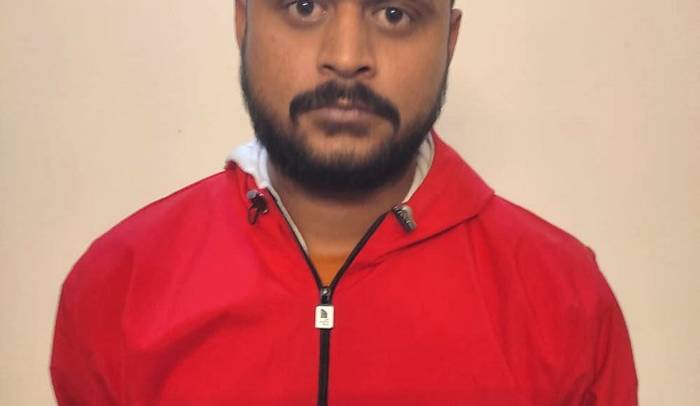 The police team of Shadar Police Station Ballabhgarh arrested the accused of smuggling liquor and recovered 26 bottles of country liquor.