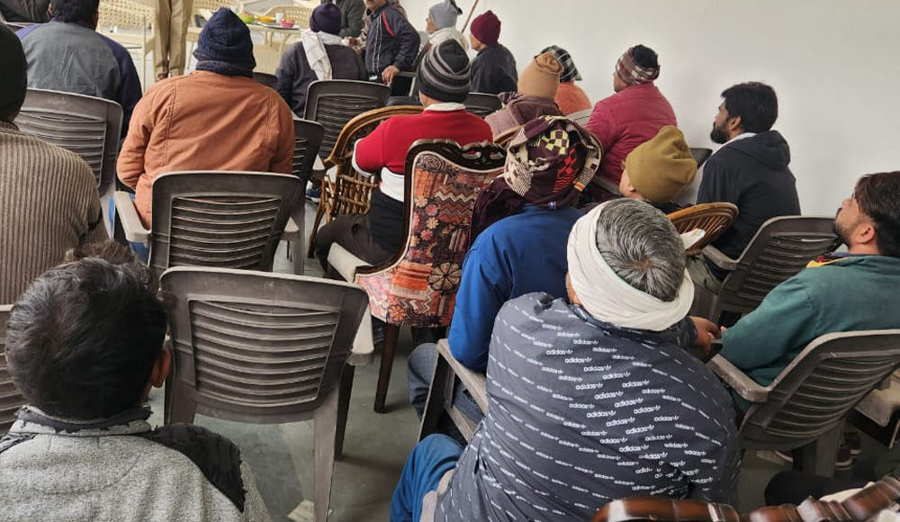 Police station Khedi bridge manager made people aware in village Bhataula by giving information about ill effects of drugs, cyber fraud, dial 112.
