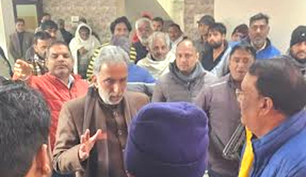 People met the Union Minister of State under the leadership of Grievance Committee member Umesh Sharma Sarpanch.