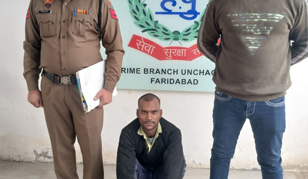Crime branch team of Uncha village arrested the accused along with country made pistol.