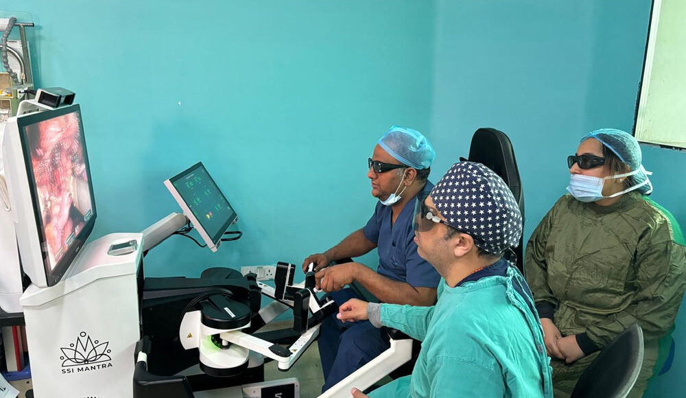 Severely obese woman undergoes two operations simultaneously using robotic technology