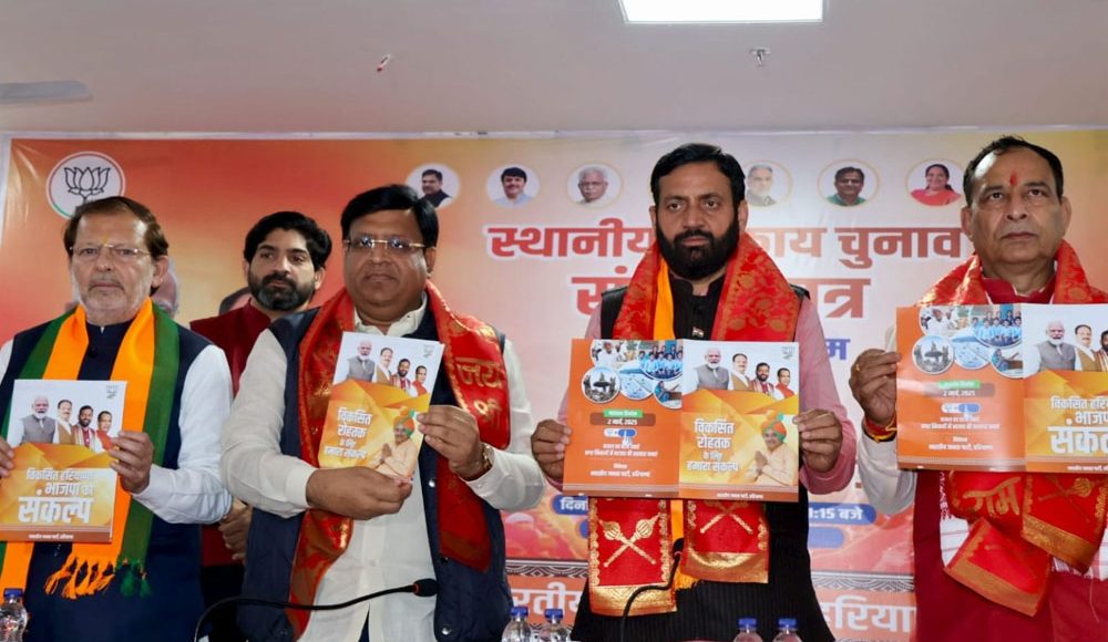 Rohtak Hindustanabtak.com/Dinesh Bhardwaj : सोमवार को हरियाणा के मुख्यमंत्री श्री नायब सिंह सैनी एवं प्रदेश अध्यक्ष श्री मोहन लाल बड़ौली ने निकाय चुनाव संकल्प पत्र जारी किया। इस अवसर पर कैबिनेट मंत्री एवं संकल्प पत्र समिति के अध्यक्ष श्री विपुल गोयल, कैबिनेट मंत्री डॉ. अरविंद कुमार शर्मा सहित समिति के सभी सदस्य उपस्थित रहे। मुख्यमंत्री श्री नायब सिंह सैनी ने अपने संबोधन में कहा कि यह संकल्प पत्र महज एक दस्तावेज नहीं, बल्कि हरियाणा के सतत विकास का मार्गदर्शक सिद्ध होगा। उन्होंने विश्वास व्यक्त किया कि भारतीय जनता पार्टी (भाजपा) की सरकार प्रदेशवासियों की आकांक्षाओं को पूरा करने के लिए पूरी प्रतिबद्धता के साथ कार्य करेगी। कैबिनेट मंत्री श्री विपुल गोयल ने संकल्प पत्र की विशेषताओं पर प्रकाश डालते हुए कहा कि इसमें नागरिकों के हितों को सर्वोच्च प्राथमिकता दी गई है। उन्होंने बताया कि जल एवं सीवरेज कनेक्शन शुल्क माफ करने, मकान एवं भूमि के स्वामित्व अधिकार प्रदान करने, उन्नत ट्रांसपोर्ट व्यवस्था लागू करने तथा पर्यावरण अनुकूल परियोजनाओं को शीघ्र क्रियान्वित करने के लिए भाजपा सरकार संकल्पबद्ध है। उन्होंने मुख्यमंत्री श्री नायब सिंह सैनी के नेतृत्व की सराहना करते हुए कहा कि पूर्व में विधानसभा चुनाव संकल्प पत्र में किए गए 18 वादे मात्र 100 दिनों के भीतर पूर्ण किए गए, और इसी प्रतिबद्धता के साथ निकाय चुनाव के सभी वादों को समयबद्ध रूप से पूरा किया जाएगा। संकल्प पत्र में भूमि, जल, स्वच्छता, ऊर्जा, महिला सशक्तिकरण, सीवरेज, शिक्षा एवं स्वास्थ्य को प्राथमिकता दी गई है। भाजपा की ट्रिपल इंजन सरकार के तहत प्रत्येक निकाय में योग केंद्र, ऑक्सीजन पार्क, ओपन जिम एवं दिव्यांगजन हेतु विशेष सुविधाओं के साथ आदर्श पार्क विकसित किए जाएंगे। साथ ही, स्थानीय निकायों में जनसंख्या घनत्व के आधार पर आधुनिक कम्युनिटी हॉल एवं टियर-2 तथा टियर-3 शहरों में अत्याधुनिक लाइब्रेरी स्थापित की जाएंगी। शहरी एवं ग्रामीण क्षेत्रों में जल निकासी संबंधी समस्याओं के समाधान हेतु सीवरेज ट्रीटमेंट प्लांट का निर्माण किया जाएगा तथा सफाई कर्मियों की संख्या में वृद्धि की जाएगी। महिलाओं की सुविधा को ध्यान में रखते हुए सार्वजनिक स्थलों पर ‘पिंक टॉयलेट’ स्थापित किए जाएंगे, जिनमें सैनिटरी नैपकिन वेंडिंग मशीन की सुविधा होगी। प्रत्येक वार्ड में सोलर-पावर्ड स्ट्रीट लाइट की संख्या दोगुनी की जाएगी, और एक लाख रुपये तक की वार्षिक आय वाले परिवारों को निःशुल्क सोलर पैनल प्रदान किए जाएंगे। परिवहन व्यवस्था को उन्नत करने हेतु पीपीपी मॉडल के तहत इलेक्ट्रिक बसों का संचालन किया जाएगा, जिससे नागरिकों को किफायती एवं पर्यावरण-संवेदनशील परिवहन सुविधा उपलब्ध हो सके। स्वच्छता सुनिश्चित करने के लिए प्रत्येक निकाय में ड्राई एवं वेट वेस्ट के लिए पृथक कचरा निस्तारण संयंत्र स्थापित किए जाएंगे। इसके अतिरिक्त, सभी स्थानीय निकायों में जल एवं सीवरेज कनेक्शन शुल्क को माफ करने की प्रतिबद्धता व्यक्त की गई है। भाजपा की गारंटी के अंतर्गत सार्वजनिक स्थलों एवं सड़कों को आवारा एवं बेसहारा पशुओं से मुक्त किया जाएगा, तथा इन पशुओं के लिए उपयुक्त आश्रय स्थलों की व्यवस्था की जाएगी। जनहित को केंद्र में रखते हुए, संकल्प पत्र में प्रत्येक बूथ पर ऑनलाइन सेवा केंद्र स्थापित करने का प्रावधान किया गया है, जिससे सरकारी सेवाएं नागरिकों के लिए सुगम एवं सुलभ हो सकें। कैबिनेट मंत्री श्री विपुल गोयल ने स्पष्ट किया कि यह संकल्प पत्र केवल घोषणाओं का संकलन नहीं, बल्कि प्रदेश के समावेशी विकास का प्रतिबिंब है। उन्होंने जनता से अपील की कि आगामी निकाय चुनाव में भाजपा को भारी मतों से विजयी बनाएं ताकि प्रदेश के सतत विकास की गति को और तेज किया जा सके।