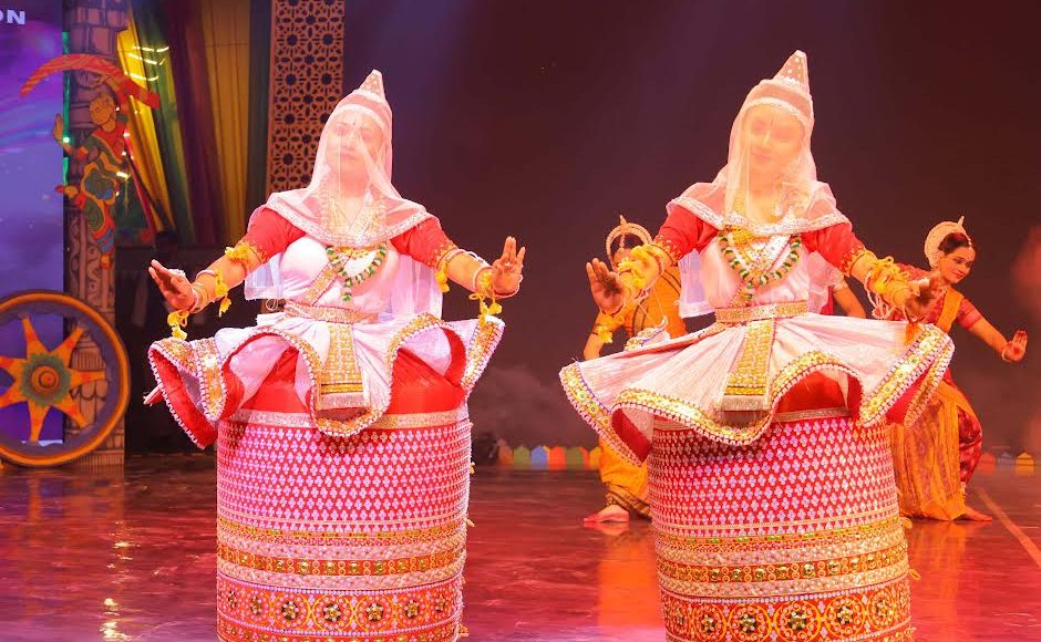 Tourists gathered to watch the classical dance of Priya Venkataraman
