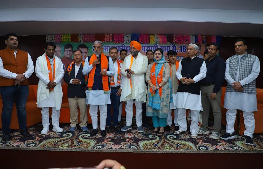 Punjabi community's open support to BJP's mayor candidate Praveen Batra Joshi.