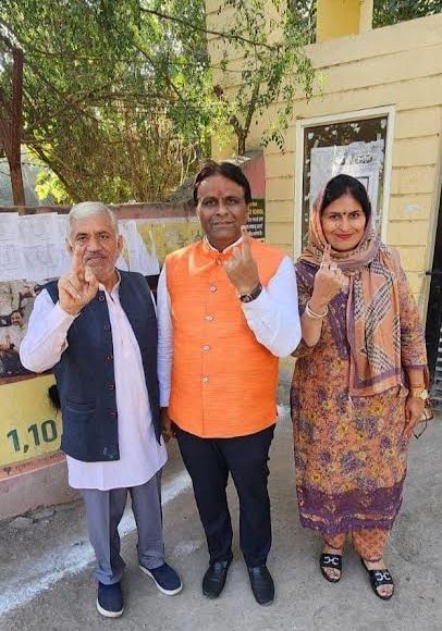 BJP candidate from Ward-2 Rajesh Dagar cast his vote along with his family.