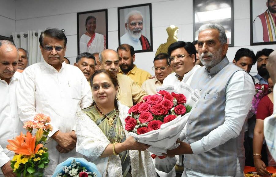 The newly elected mayor took charge in the presence of the central and cabinet ministers
