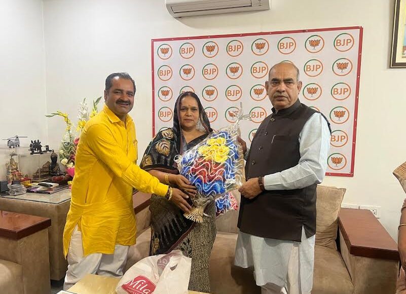 Former Chief Minister's daughter-in-law Asha Sharma met Ballabhgarh MLA Moolchand SharmaFormer Chief Minister's daughter-in-law Asha Sharma met Ballabhgarh MLA Moolchand Sharma