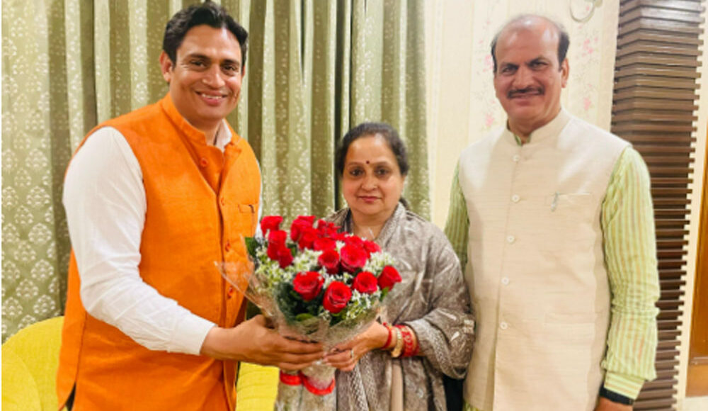 Bharatiya Janata Party's District Coordinator Vimal Khandelwal gave a grand welcome to Mayor Praveen Batra Joshi