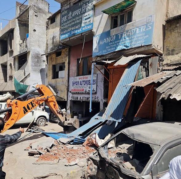 The demolition squad of the Municipal Corporation demolished about 60 encroachments