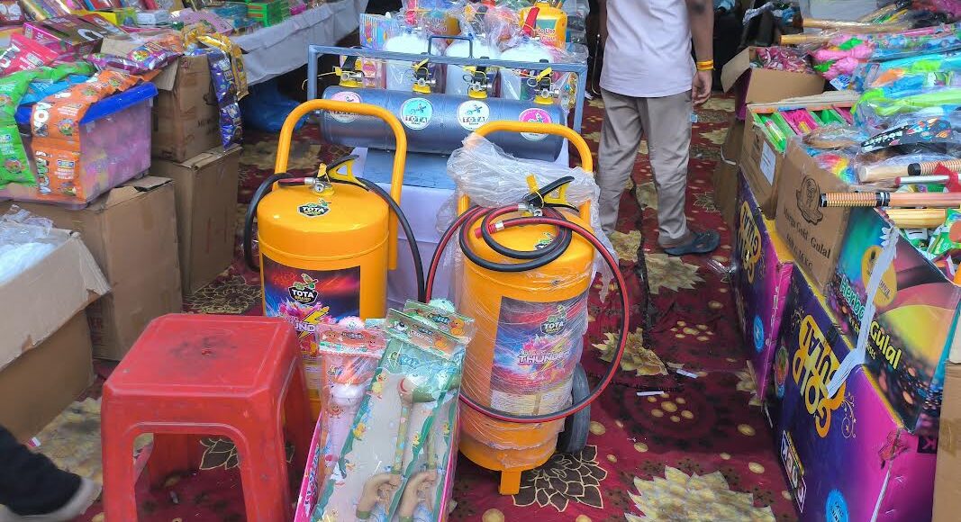 People are in the mood of Holi, today there will be a shower of gulaal from fire cylinder