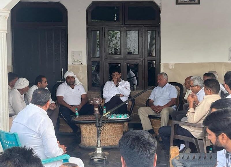Dushyant Chautala paid tribute by attending the funeral at various places in Faridabad