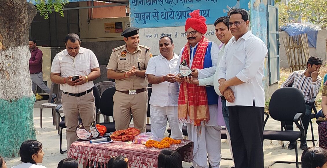 Marwari Yuva Manch Faridabad and Police Department together made the girl students aware about safety